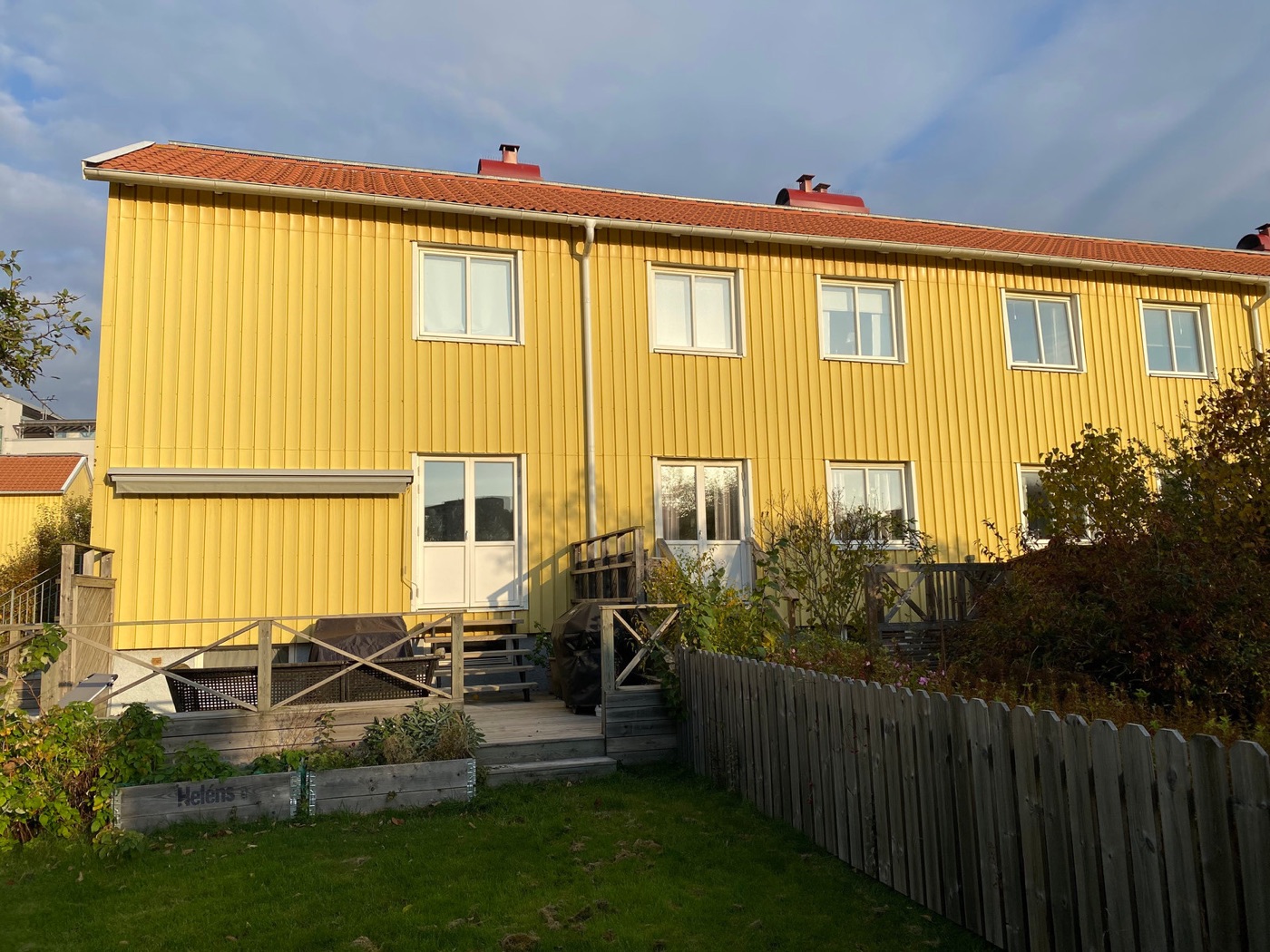 Gelbe Holzhäuser mit Garten – internationale Erfahrung in Kanada