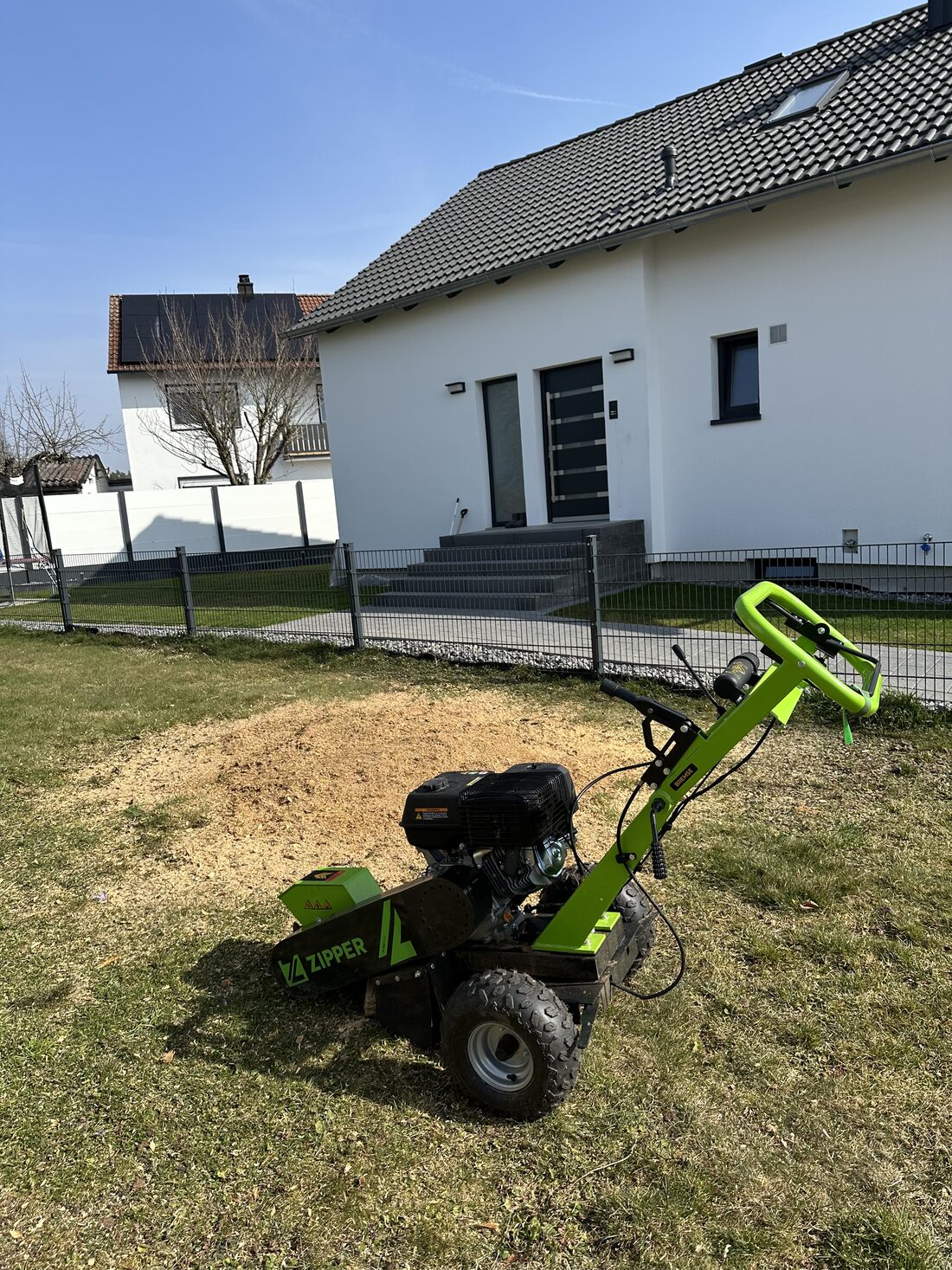 Dieselbe Stelle nach der Wurzelstockentfernung – saubere, freie Fläche
